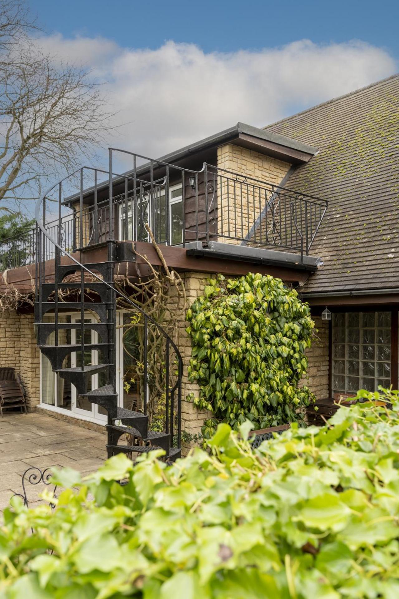 Sandford Meadow Guest House Kennington  ภายนอก รูปภาพ